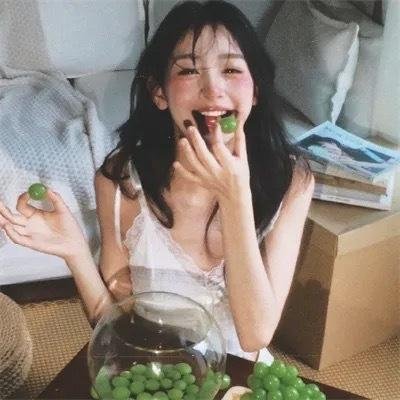院子里的女人封面